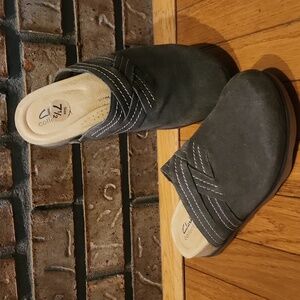 Clarks Brynn Glide Casual Mule. Dark Olive.